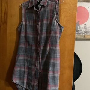 Hot Topic Sleeveless Plaid Button-Up Shirt